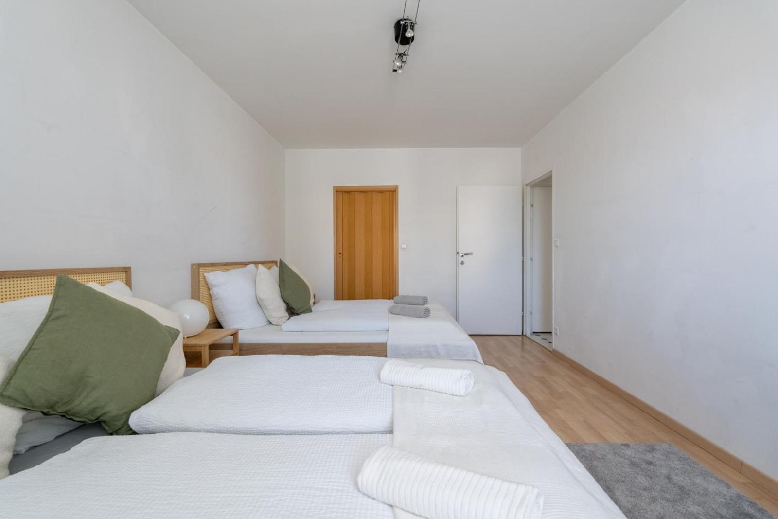 Two Bedrooms - 85 Squaremeters - 4 Min To U6 Dresdner Str Wina Bagian luar foto
